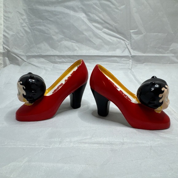 1999 Betty Boop Red High Heel Shoes Ceramic Salt and‎ Pepper Shakers - Picture 2 of 9
